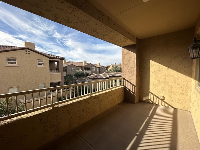 Building Photo - 2 Bedroom Condo in the Carino Villas Commu...