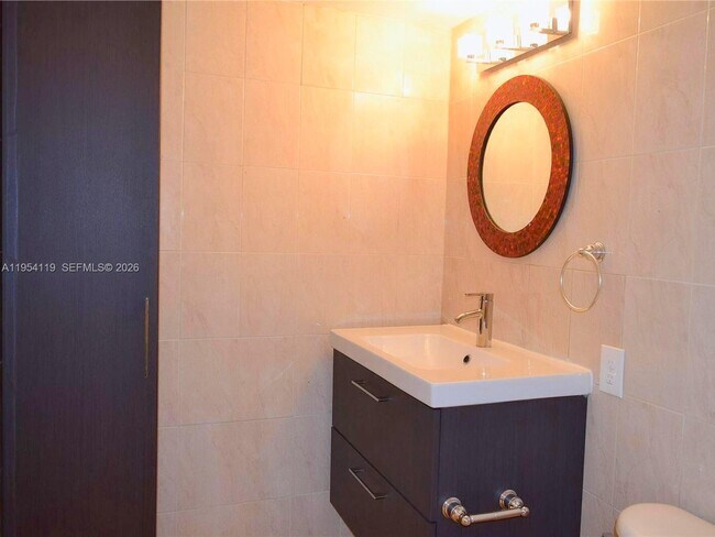 Building Photo - 1801 S Treasure Dr