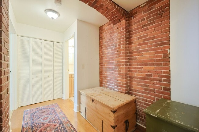 Building Photo - Hovey Condo