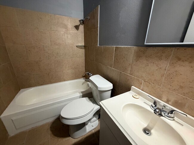 Building Photo - Spacious Two Bedroom Home