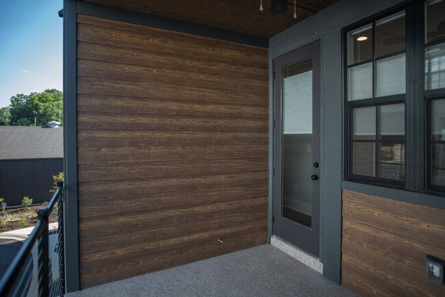 Building Photo - 2 BR 2.5 BA- Downtown Greenville Townhome- FOR RENT