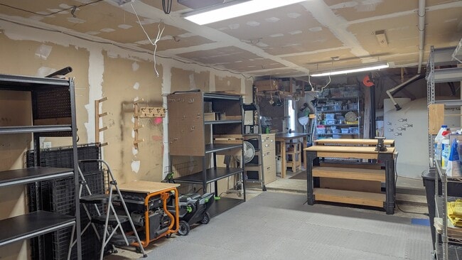 Building Photo - 1412 Springwater Dr