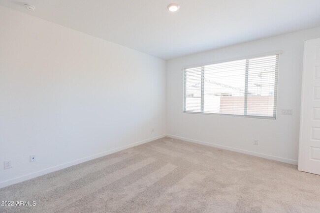 Building Photo - 9323 W Glenrosa Ave