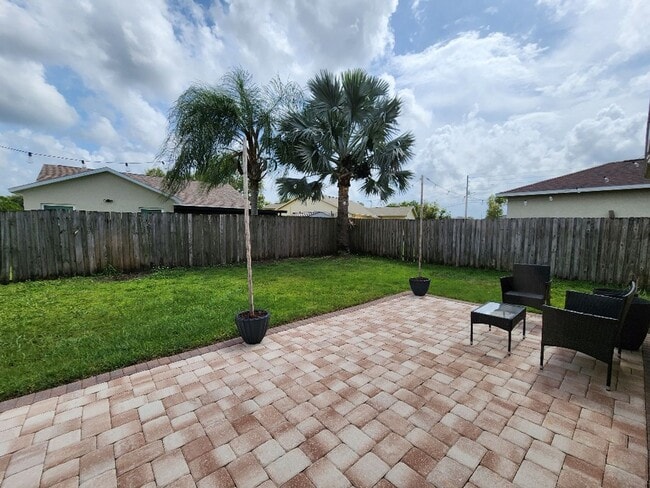 Building Photo - Gorgeous 3-Bedroom, 2-Bathroom in Brandon