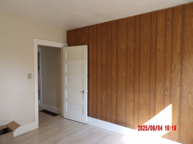 Building Photo - 2 Bedroom House with Full Basement
