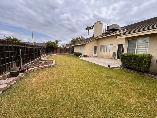 Building Photo - Nice home for rent in Hanford