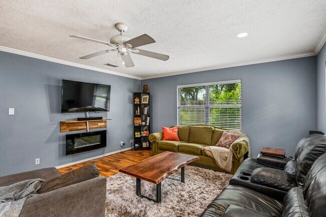 Building Photo - 1034 Nashua St