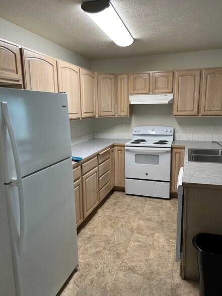 Unit 4 Kitchen - 220 E Mission Ave