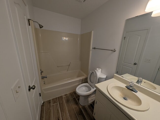 Building Photo - 408 S Woodburn Dr