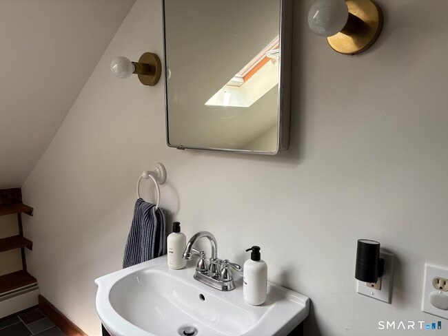 Building Photo - 895 Tolland Stage Rd