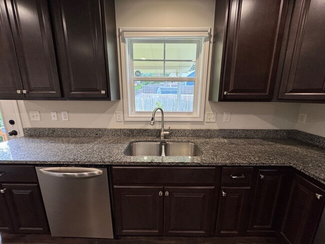 Building Photo - Oakley - Modern Three Bedroom