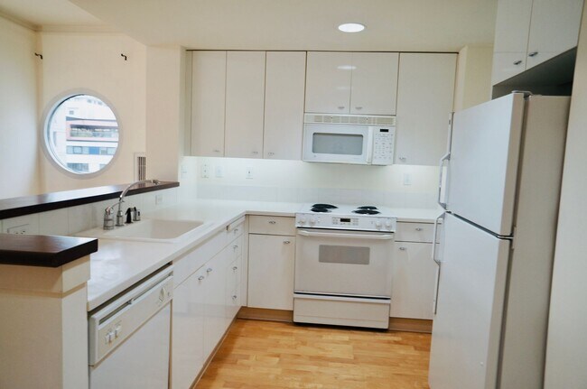 Building Photo - Excellent South Beach Location-1 Bed/1 Bath in Amenity Building with W/D & Garage Parking!