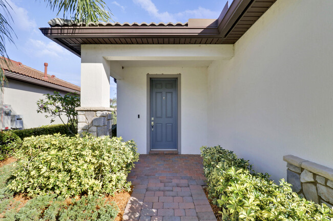 Building Photo - 633 SE Monet Dr