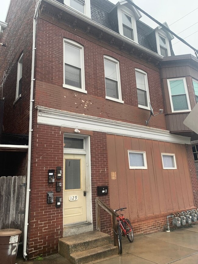 Building Photo - Top Floor, Renovated 1 Bedroom Apartment-York City SD