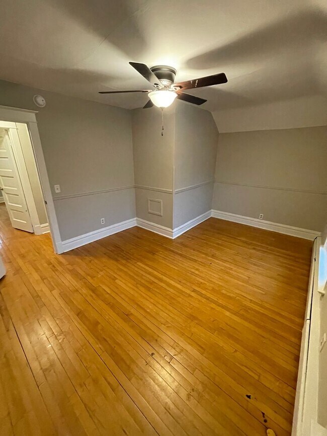 Building Photo - AVAILABLE Immediately! - Gorgeous 3 Bedroom 1 Bath Single Family Home!