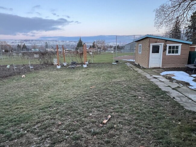 Building Photo - Spacious 3+ bed/2 bath home! Large fenced yard, garage, shed, w/d, a/c, d/w & more!