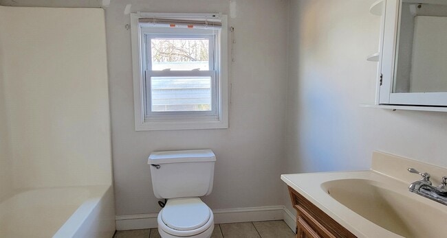 Building Photo - 207 Bell St