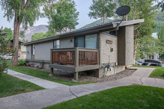 Building Photo - 709 W Galena Ave