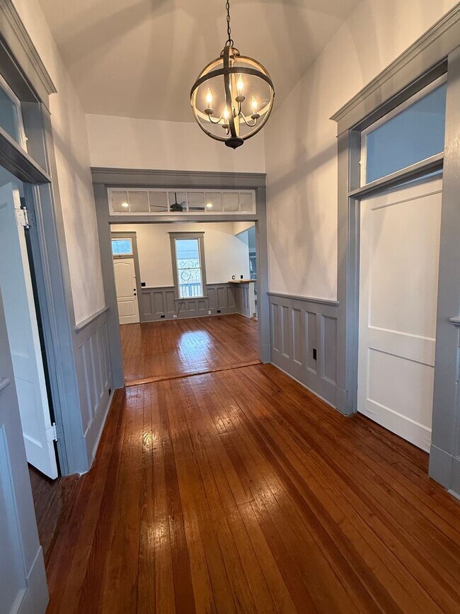 Building Photo - 2210 W Travis St