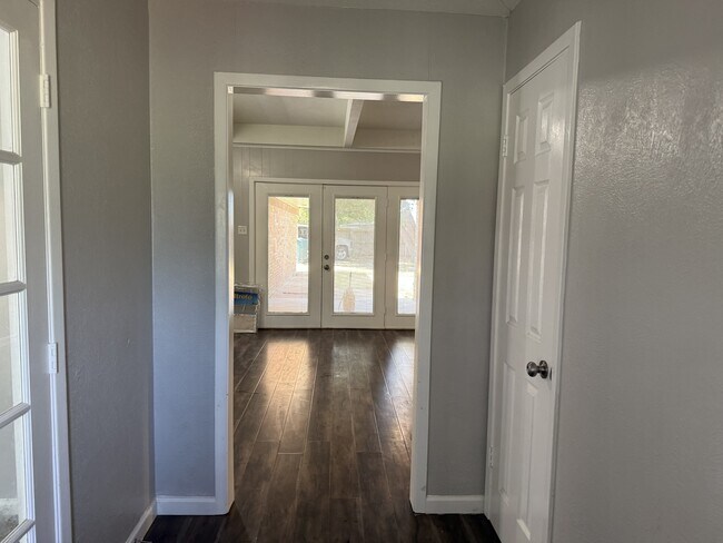 Building Photo - 1833 Skyline Dr