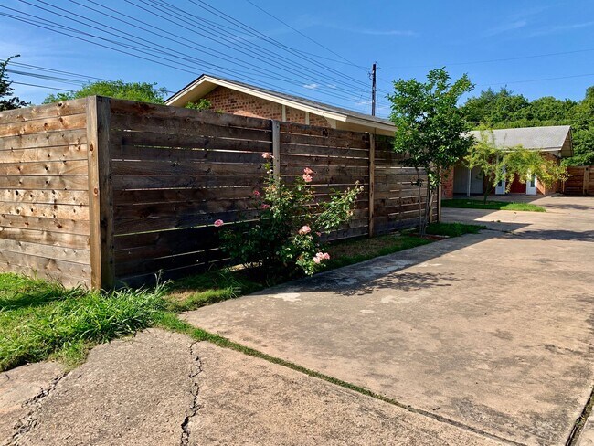 Building Photo - Remodeled & Stunning 2/1 Duplex in South A...