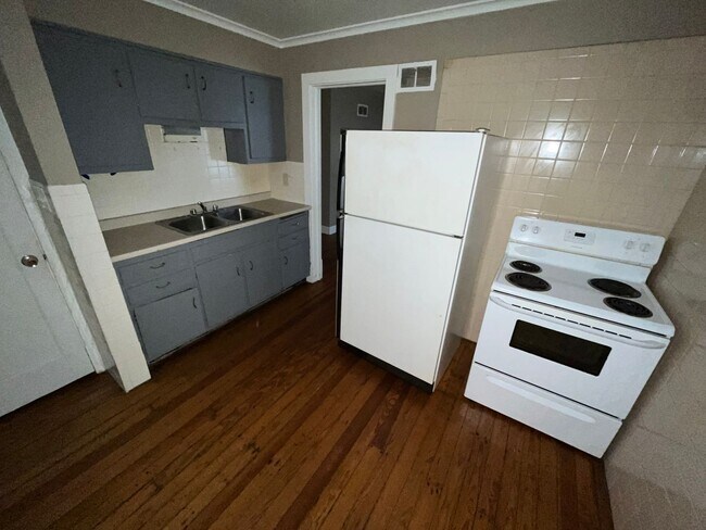 Building Photo - Two Bedroom Home with Attached Garage Move...