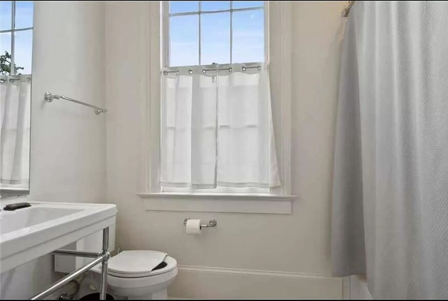 Building Photo - 1545 6th St