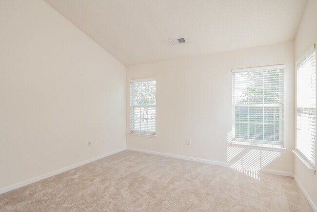 Building Photo - 12529 Oakton Hunt Dr