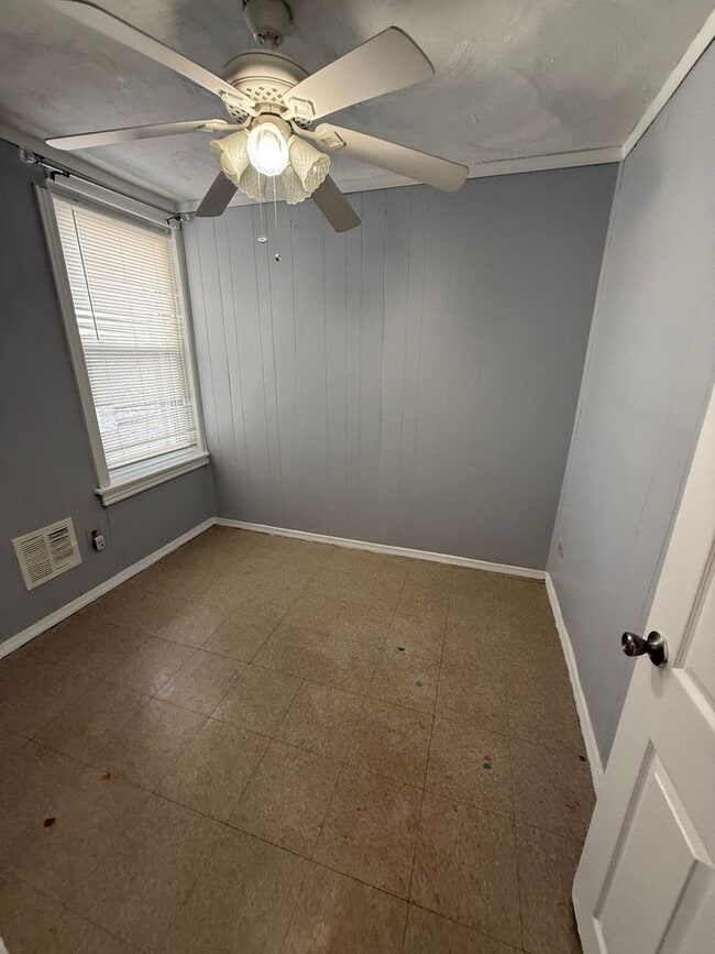 Building Photo - 3 Bedroom Home Steps to LaSalle University
