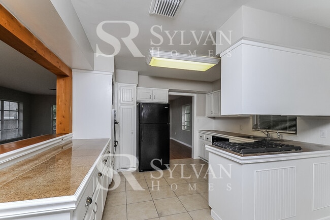 Building Photo - Enjoy living the good life in this 3 bedro...