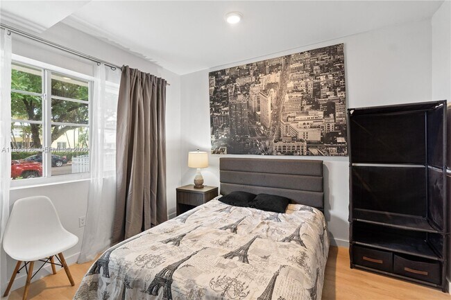 Building Photo - 810 7th St