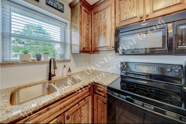 Building Photo - Beautiful Updated 3 Bed 3 Bath Home in Ove...