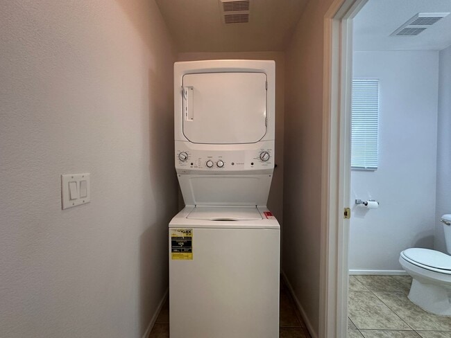 Building Photo - 3 bed house with new laminate flooring and fresh paint!