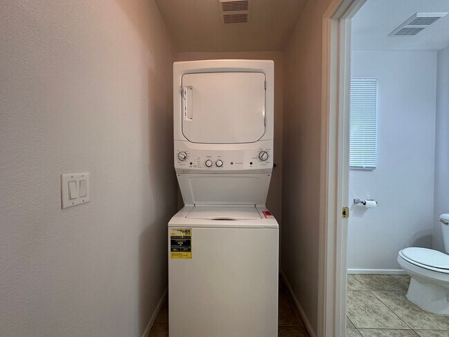 Building Photo - 3 bed house with new laminate flooring and...