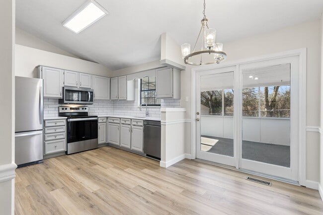 Building Photo - TOTALLY UPDATED 3 BEDROOM HOUSE IN WEST KN...