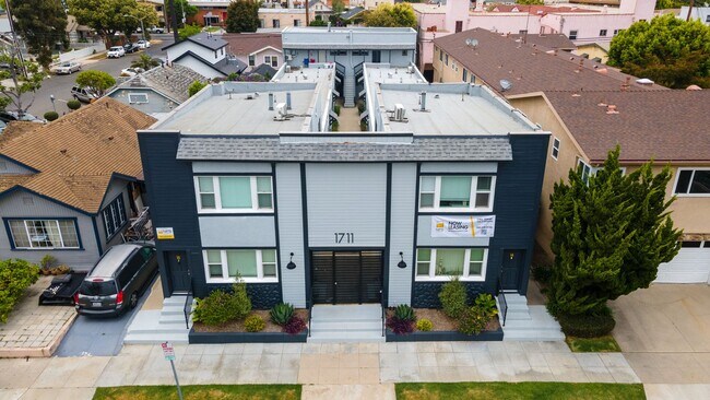 Building Photo - 1711 E Appleton St