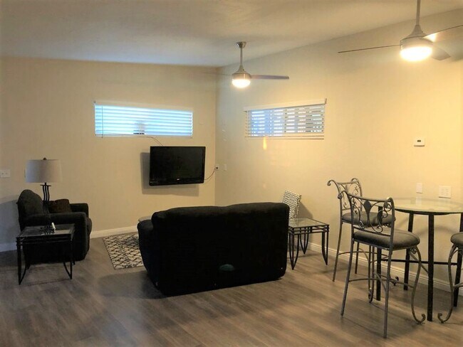 Building Photo - Furnished Studio