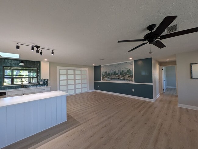 Building Photo - Gorgeous 3/2/2 Home, Great Location