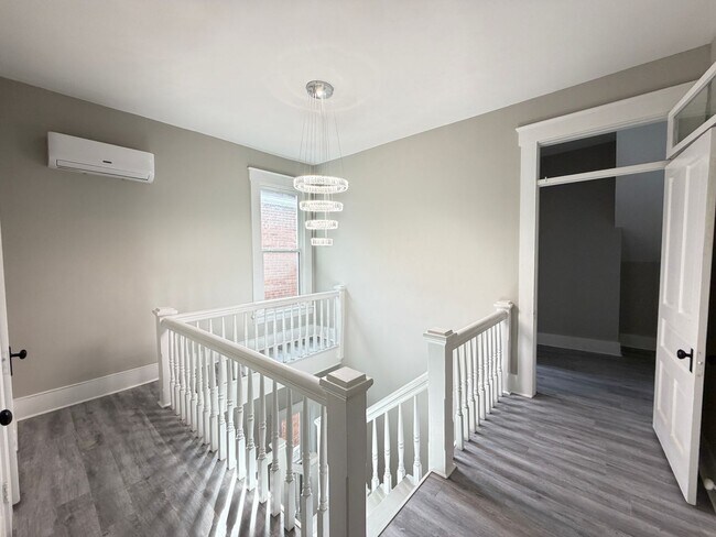 Building Photo - Huge 4 Bed and 2.5 Bath Home!