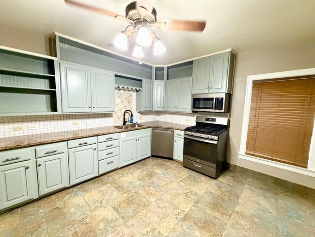 Building Photo - Spacious 3 bedroom with its own micro-park!