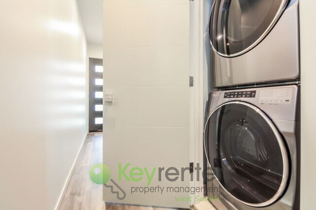 Building Photo - Modern 3 Bedroom with Rooftop Deck and In Unit Laundry