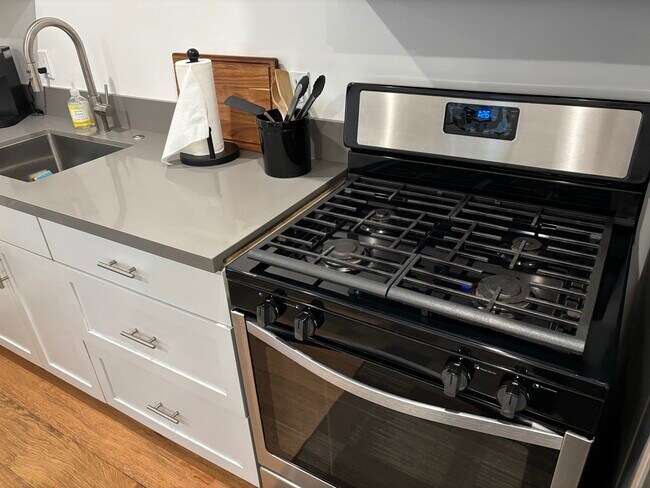 Building Photo - 202 39th St