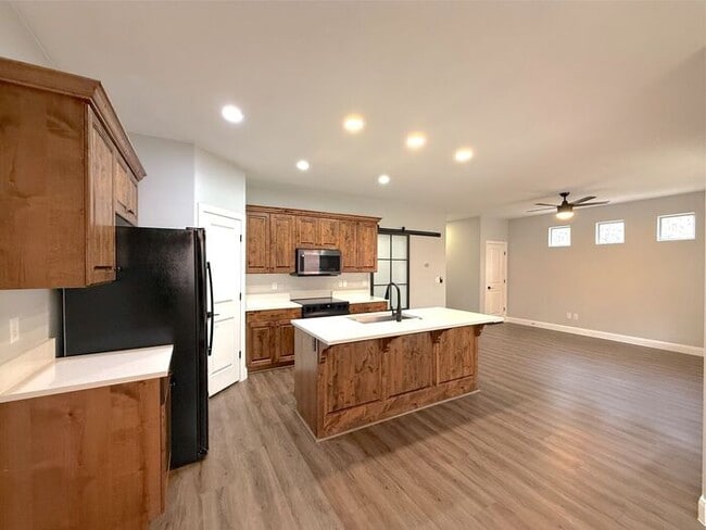 Building Photo - 4 bed, 2.5 bath duplex unit w/2 car garage