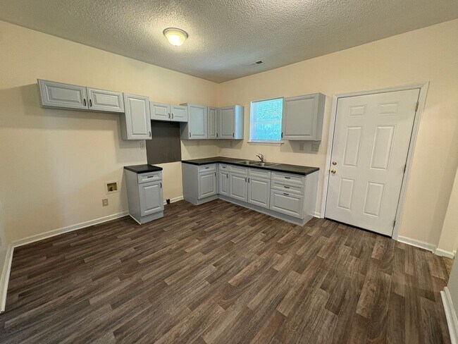 Building Photo - Cozy Two Bedroom Home!