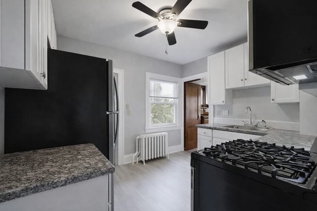 Building Photo - 6 Bedroom House Available Near Concordia University!