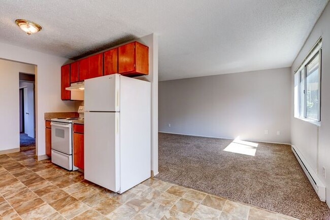 Building Photo - Remodeled 2x1 unit Ground level unit!