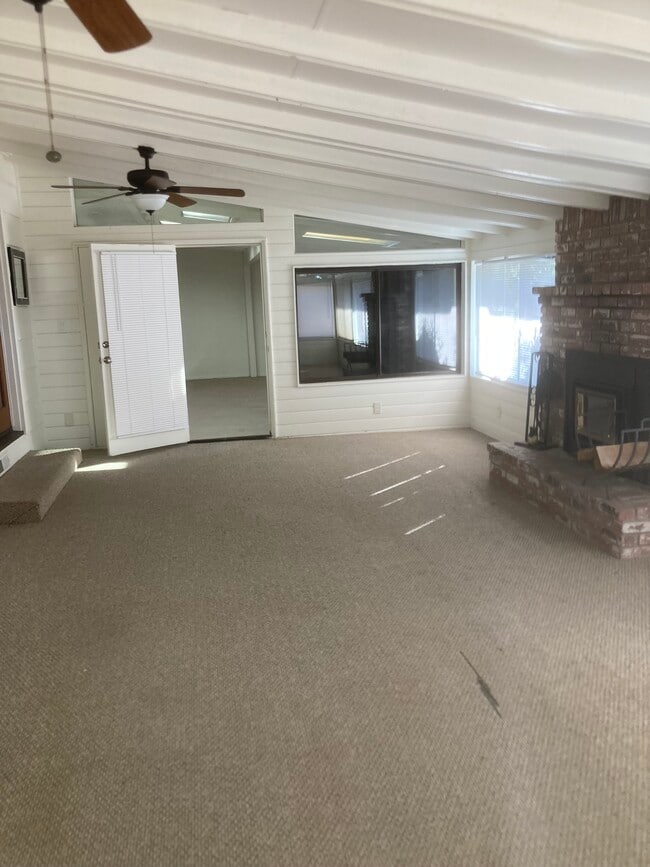 Building Photo - 960 Arrowhead Dr