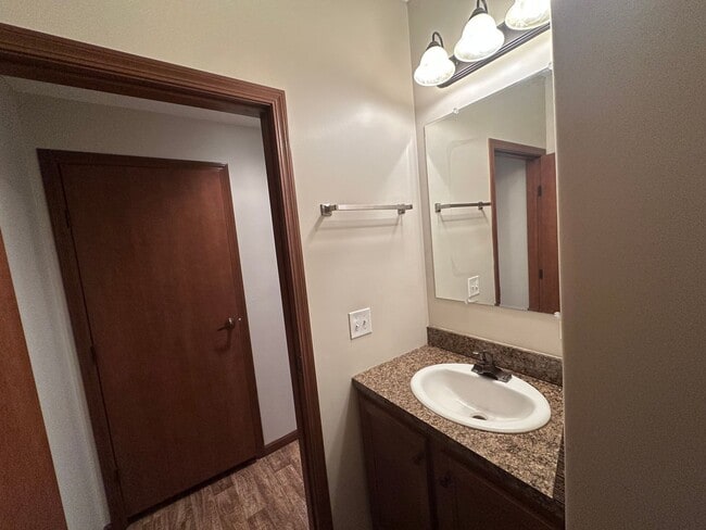 Building Photo - 3 Bedroom, 2.5 Bathroom Townhome