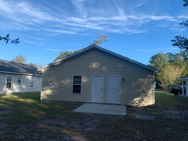 Building Photo - 3 Bedroom 2 Bath House on Victory Gardens Available Now