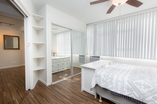 Bedroom closet - 2500 Kalakaua Ave